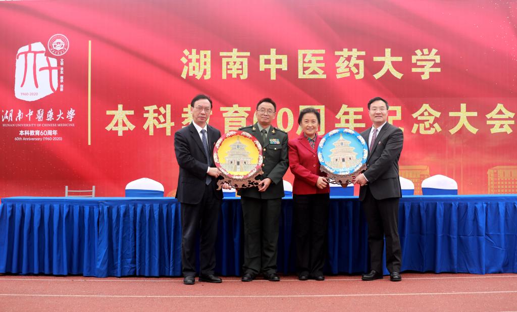 10月31日上午,北京校友会会长洪净,副会长肖小河(全军中药研究所所长